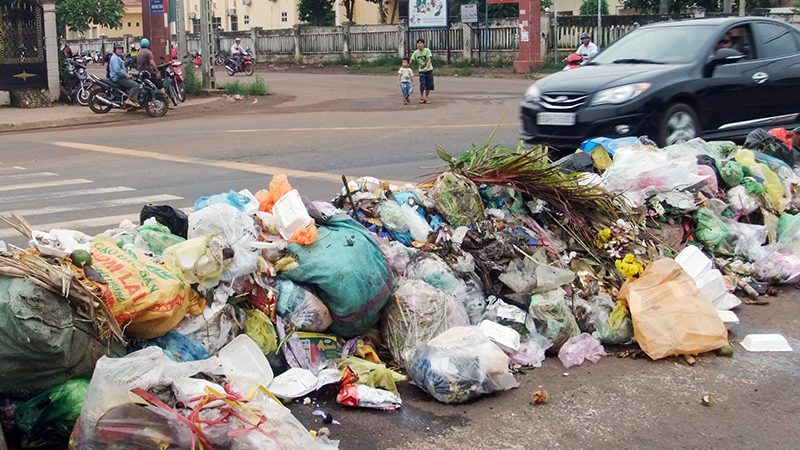 Bãi rác tự phát gây mất mỹ quan đô thị Đồng Xoài