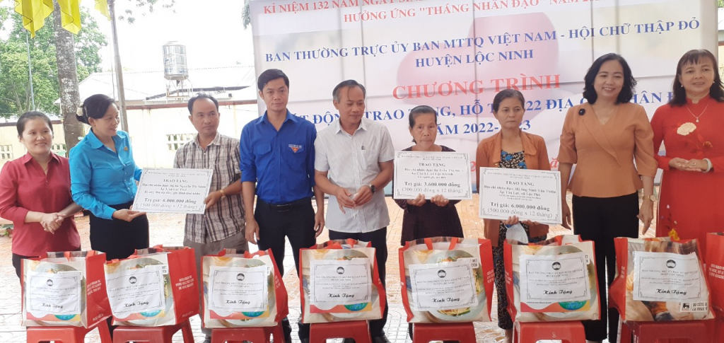 Huyện Lộc Ninh trao quà các địa chỉ nhân đạo